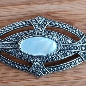 1987 Avon "Victorian Elegance" Silvertone Pin/Brooch Mother-Of-Pearl Cabochon